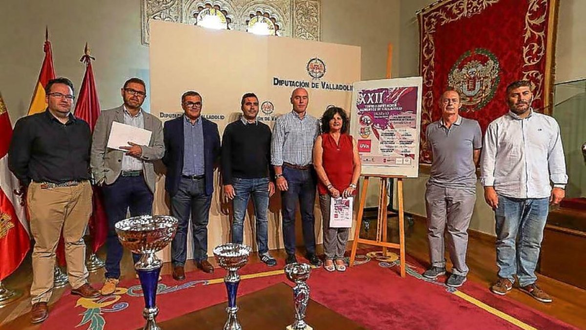 Las autoridades encargadas de presentar el torneo posan en Pimentel con el cartel y los trofeos.-EL MUNDO