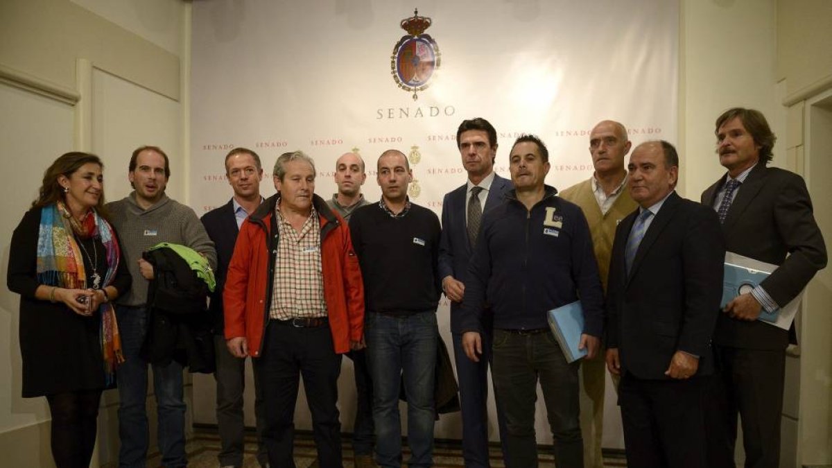 El ministro de Industria, Energía y Turismo, José Manuel Soria, junto a miembros del comité de empresa de Campofrío-Bernardo Díaz