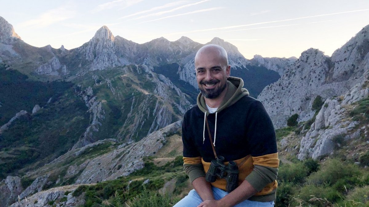 Pelayo García, en lo alto del mirador del Valle de Anciles, en la Montaña de Riaño