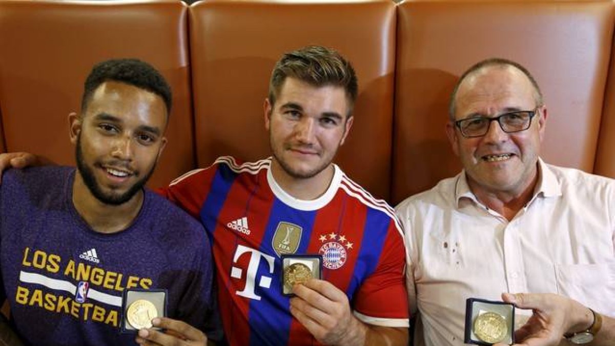 Anthony Sadler, amigo de los dos militares de EEUU, Alek Skarlatos, de la Guardia Nacional, y el británico Chris Norman con las medallas por su valentía.-Foto:   REUTERS / PASCAL ROSSIGNOL