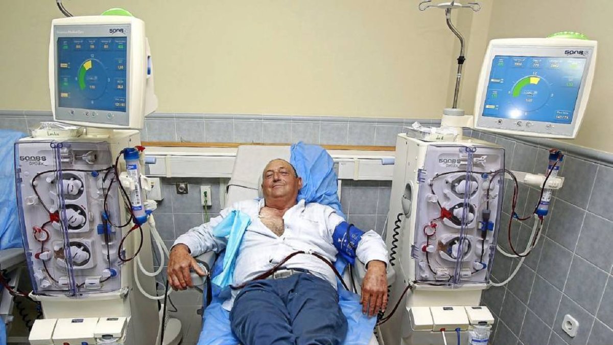 Luis, durante una de las sesiones de hemodiálisis a los que acude tres veces por semana en un centro de la capital vallisoletana.-JA