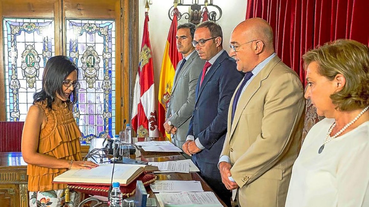 Al inicio de la sesión se hizo efectiva la toma de posesión de una nueva diputada provincial, la alcaldesa de Villabrágima, Noelia García González.-E.M.