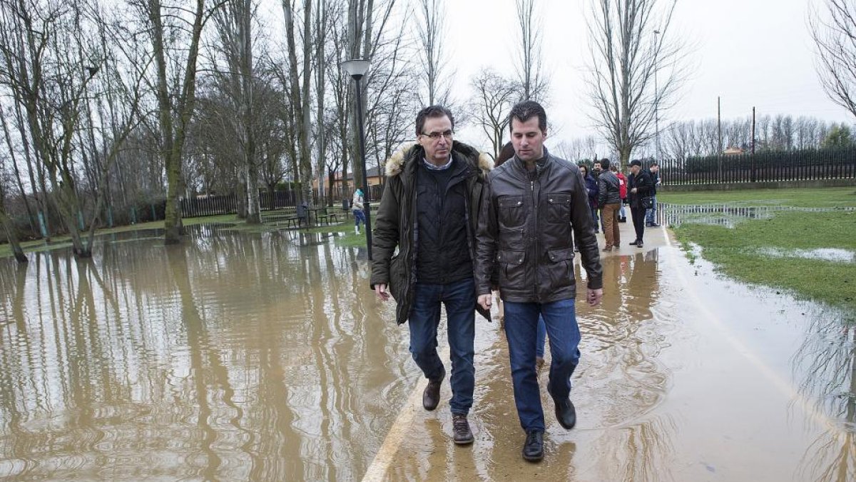 (I a D) El secretario general del PSOE de Zamora, Antonio Plaza y el secretario general del PSOE de Castilla y León, Luis Tudanca, visitan zonas inundadas por las crecidas en Benavente.-ICAL