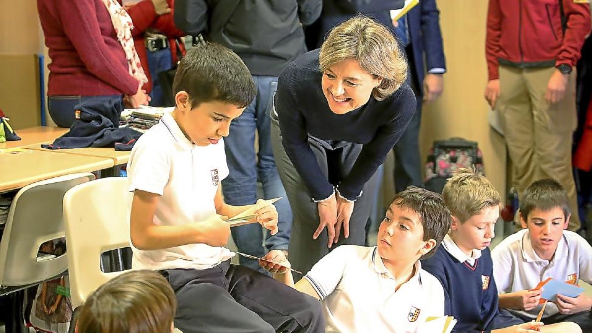 La ministra de Agricultura y Ganadería, Isabel García Tejerina, participa en una de las actividades junto a los estudiantes.-ICAL