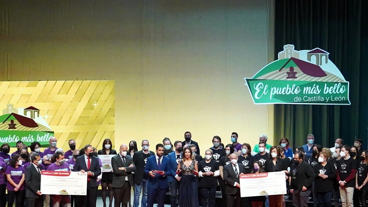 Representantes de Castronuño y Saldaña con los premios en la Gala ‘El pueblo más bello de Castilla y León 2021’. ICAL