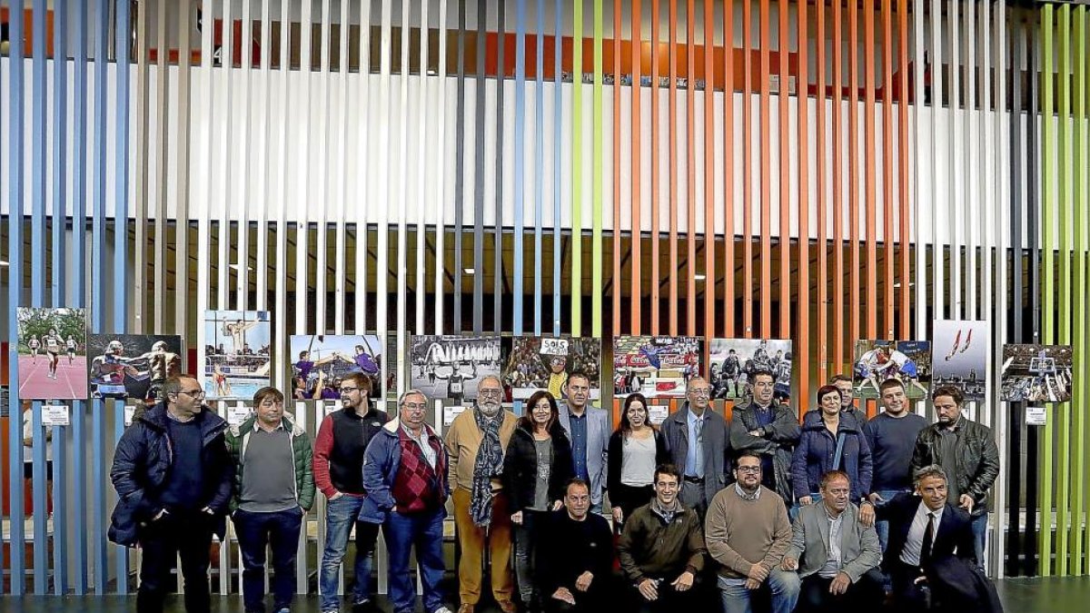 Algunos de los fotógrafos y periodistas que ejercen como testigos de la exposición inaugurada ayer en el CDO.-RUBÉN CACHO