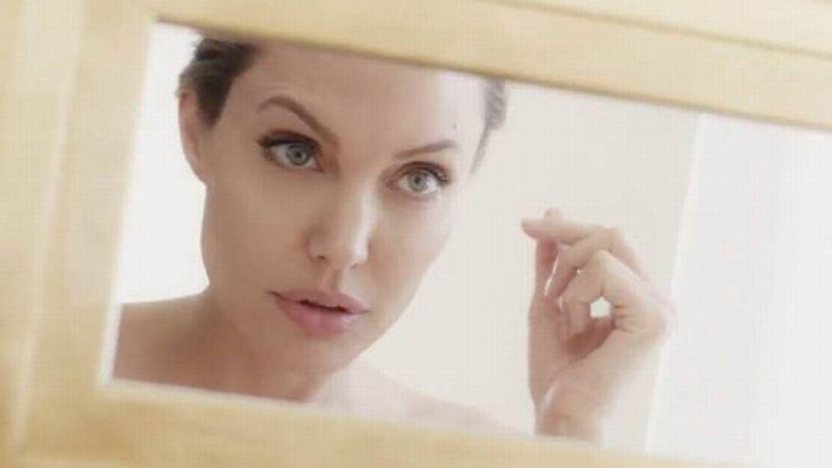 La actriz muestra su imagen más sensual en la primera campaña publicitaria que hace tras su divorcio.-GUERLAIN