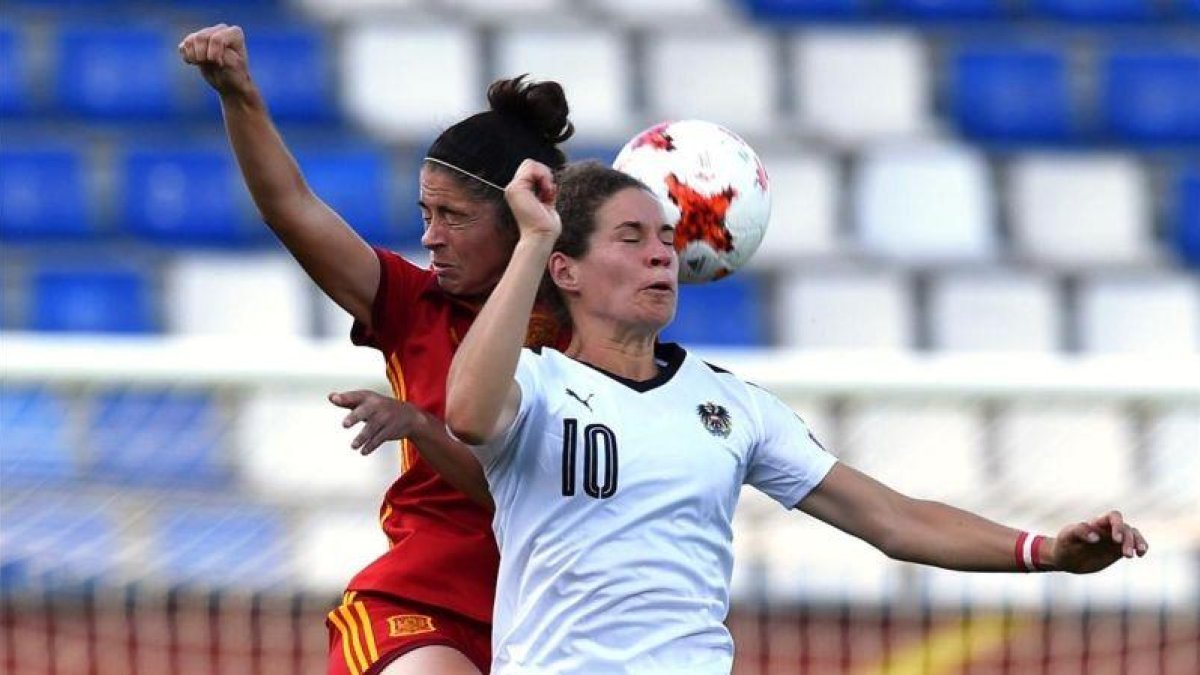 Torrejón y Burger pugnan por un balón en el partido disputado este domingo.-AFP / DANIEL MIHAILESCU
