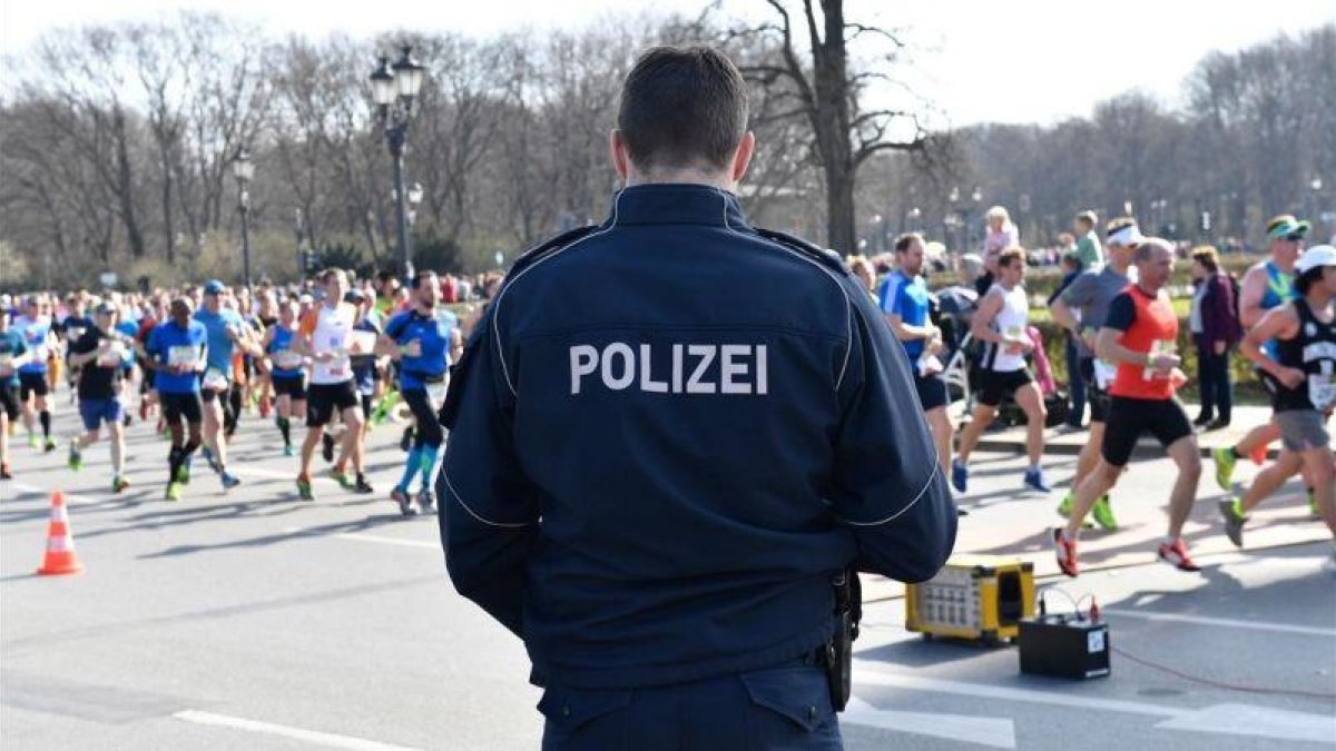Un policía vigila la maratón de Berlín.-AFP / CHRISTOPHE GATEAU