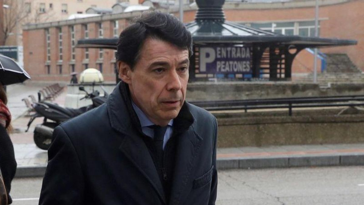 El expresidente de la Comunidad de Madrid, Ignacio González, a su llegada a los juzgados de la Plaza de Castilla-BALLESTEROS (EFE)