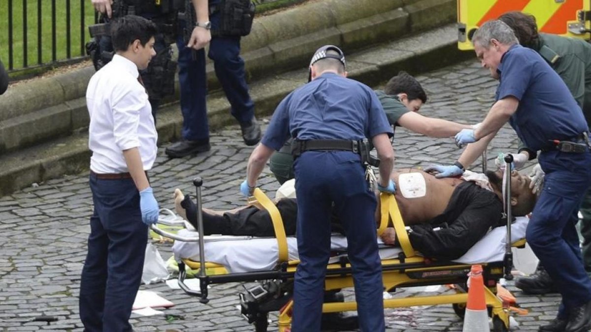 El presunto autor del ataque en Londres mientras es trasladado a una ambulancia.-STEFAN ROUSSEAU