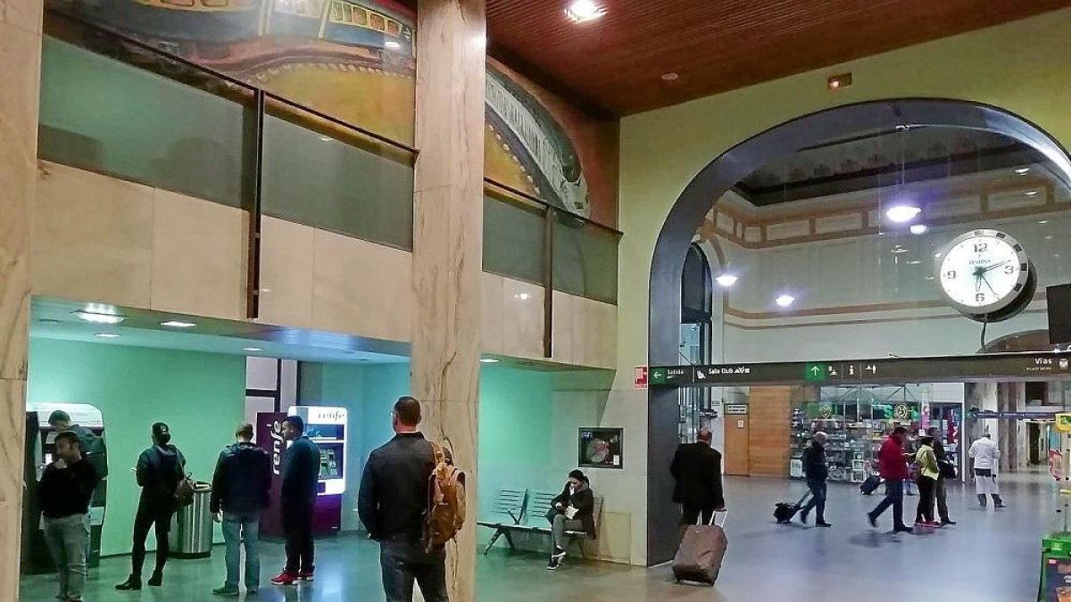 Por el fallo de la aplicación los viajeros tienen que usar los terminales de la estación.-E.M.