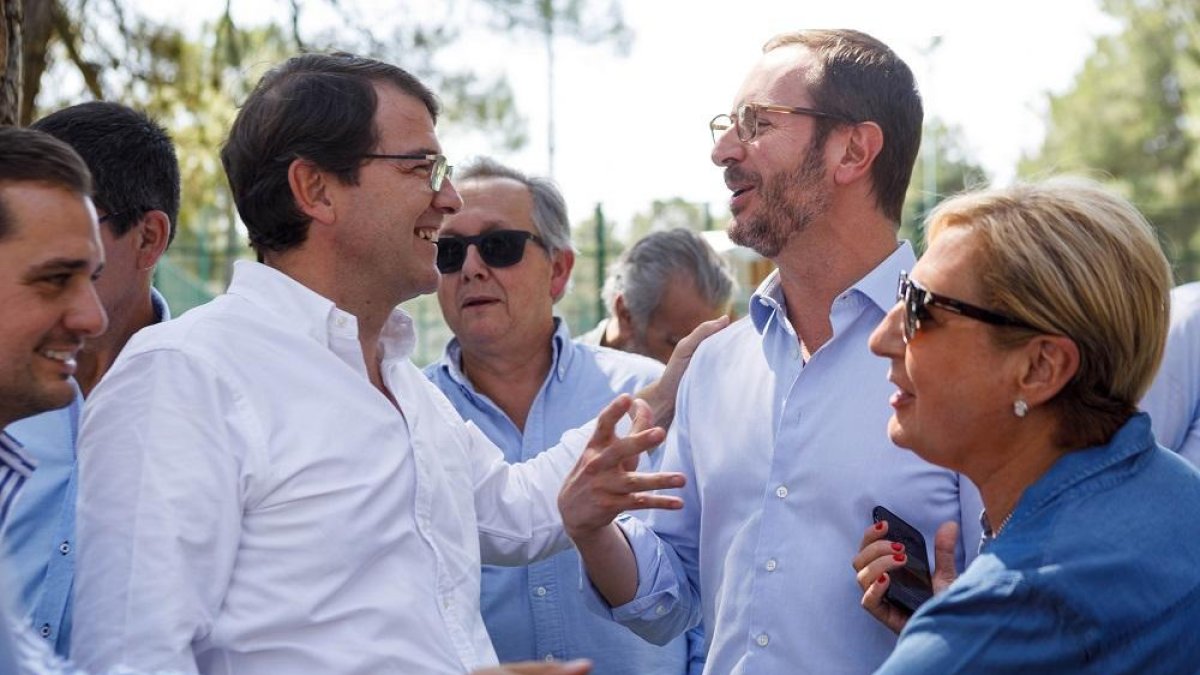 El presidente de la Junta de Castilla y León, Alfonso Fernández Mañueco, bromea con el senador Javier Maroto ante la presencia de la presidenta del PP de Segovia, Paloma Sanz-ICAL