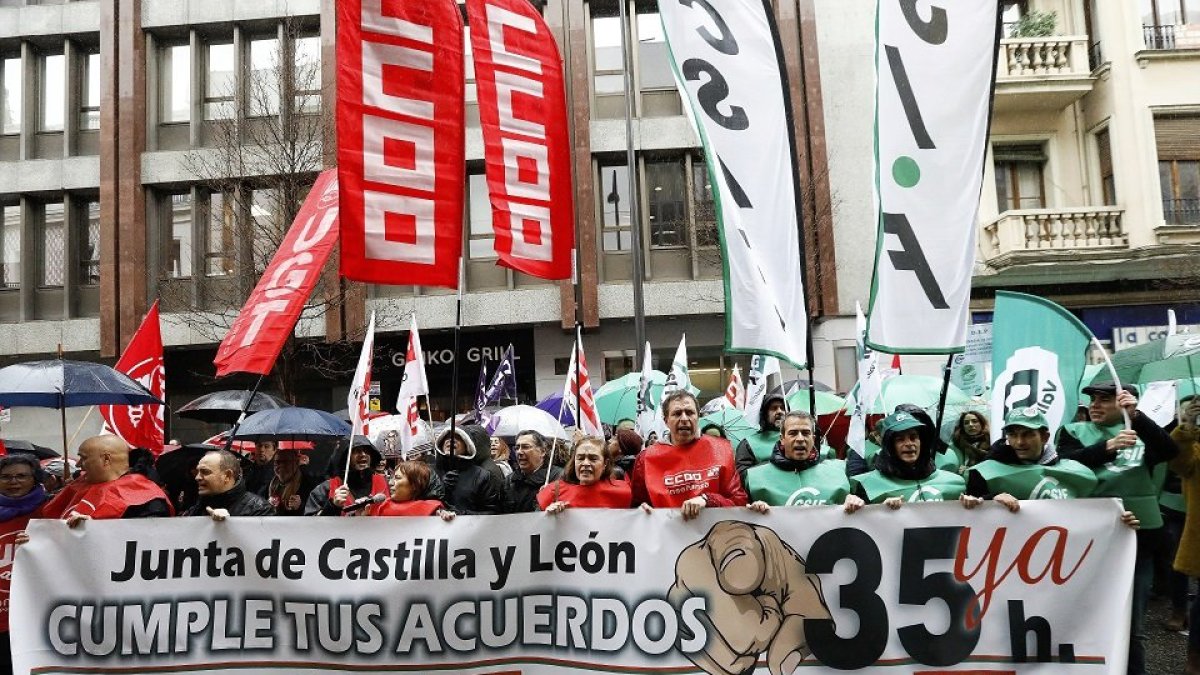 Concentración de los sindicatos de funcionarios ayer frente a la Delegación Territorial de Valladolid. | J.M. LOSTAU