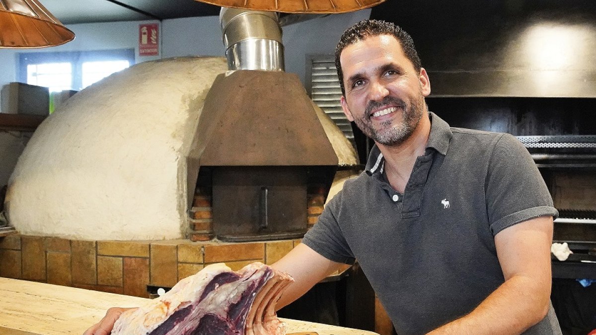 Nacho Chamoso muestra una de las piezas de carne a las que someten a diferentes maduraciones. / J.M. LOSTAU