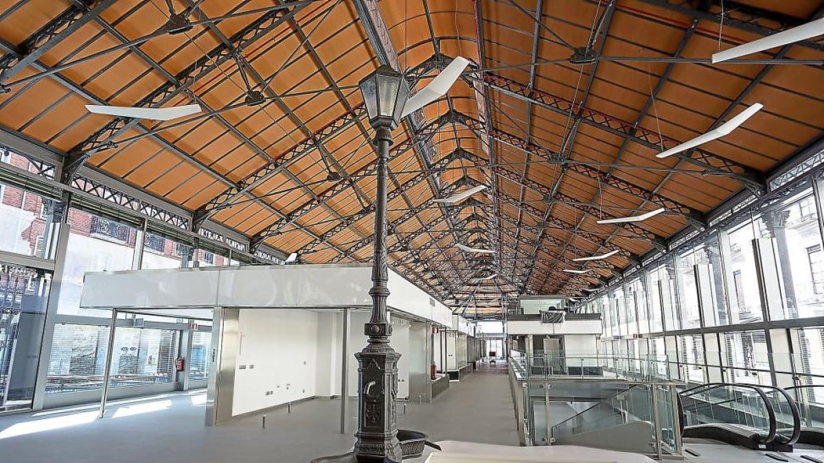 Imagen del mercado del Val de ayer, con toda la obra acabada, a falta de que Industria apruebe las certificaciones de los equipos de climatización-MIGUEL ÁNGEL SANTOS
