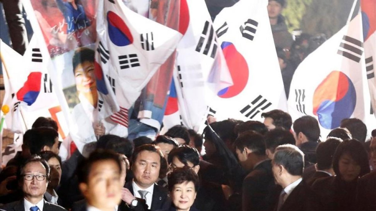 La expresidenta de Corea del Sur, Park Geun-hye, abandona la residencia oficial en Seúl.-KIM KYUNG-HOON
