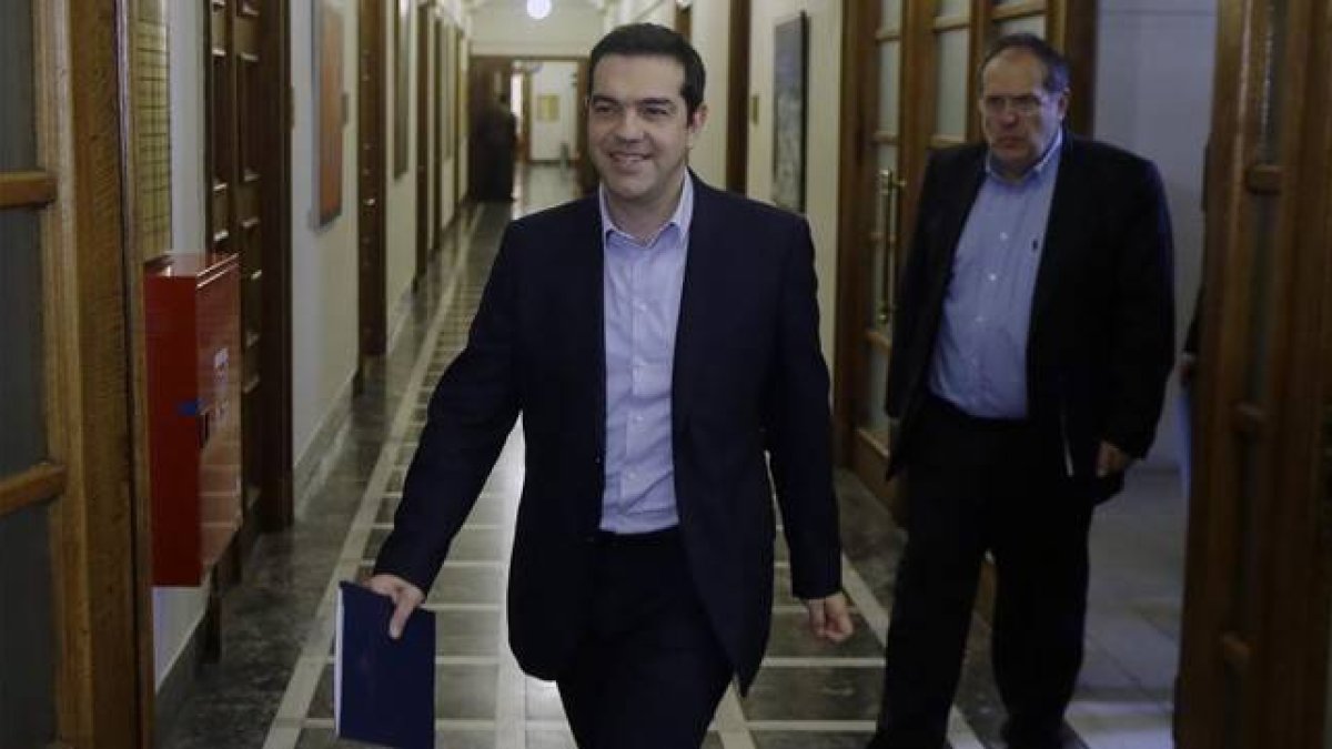 Tsipras, a su llegada al Parlamento griego para una reunión interna de Syriza, este martes en Atenas.-Foto:   AP / THANASSIS STAVRAKIS