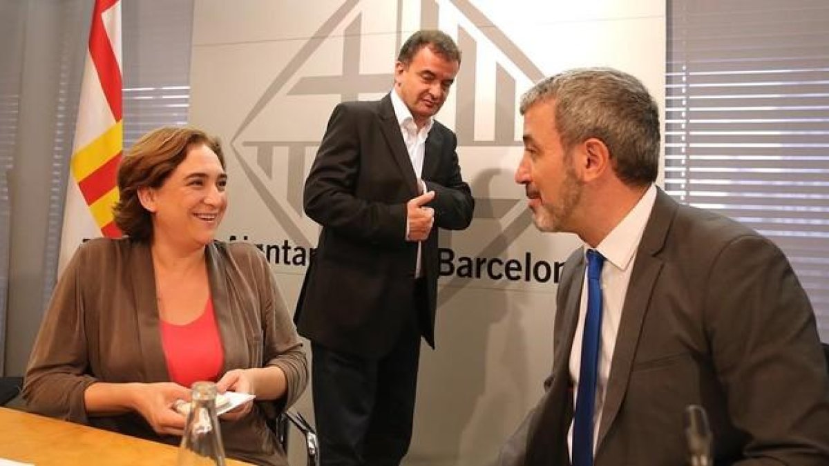 Ada Colau con el socialista Jaume Collboni y, detrás, el republicano Alfred Bosch.-RICARD CUGAT