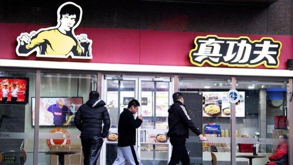 Uno de los restaurantes de la cadena Real Kungfu, con la imagen de Bruce Lee, este jueves en Pekín.-AFP