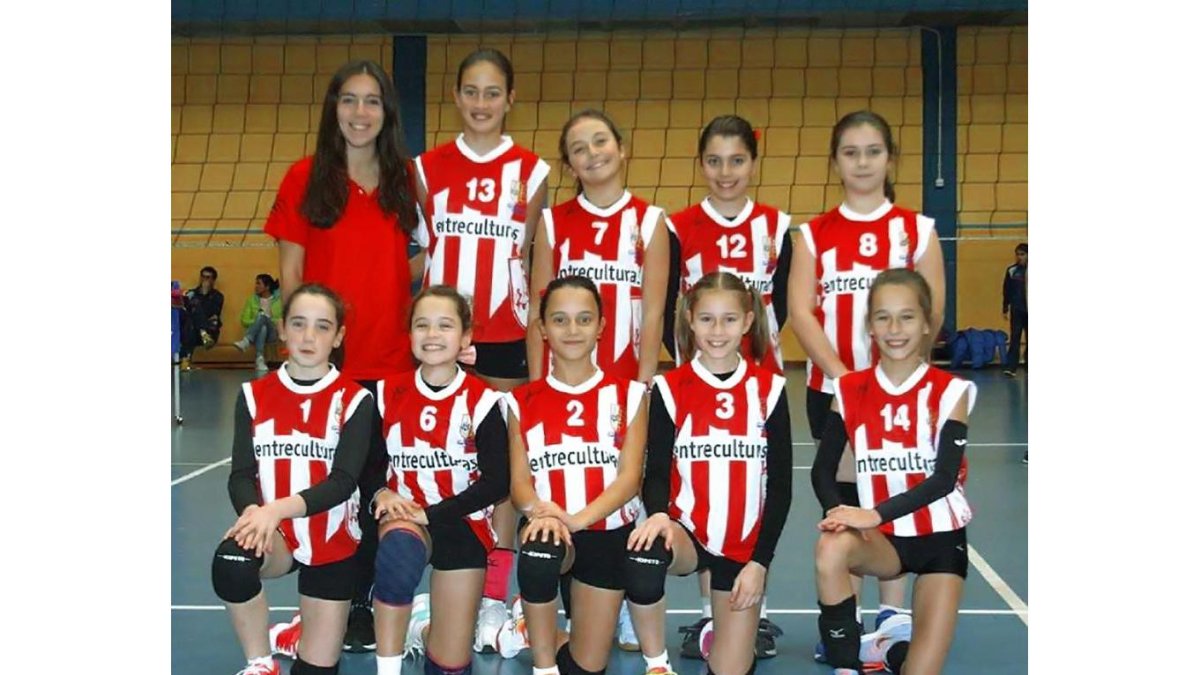 Las jugadoras de uno de los equipos de las Valquirias posan junto a su entrenadora.-EM