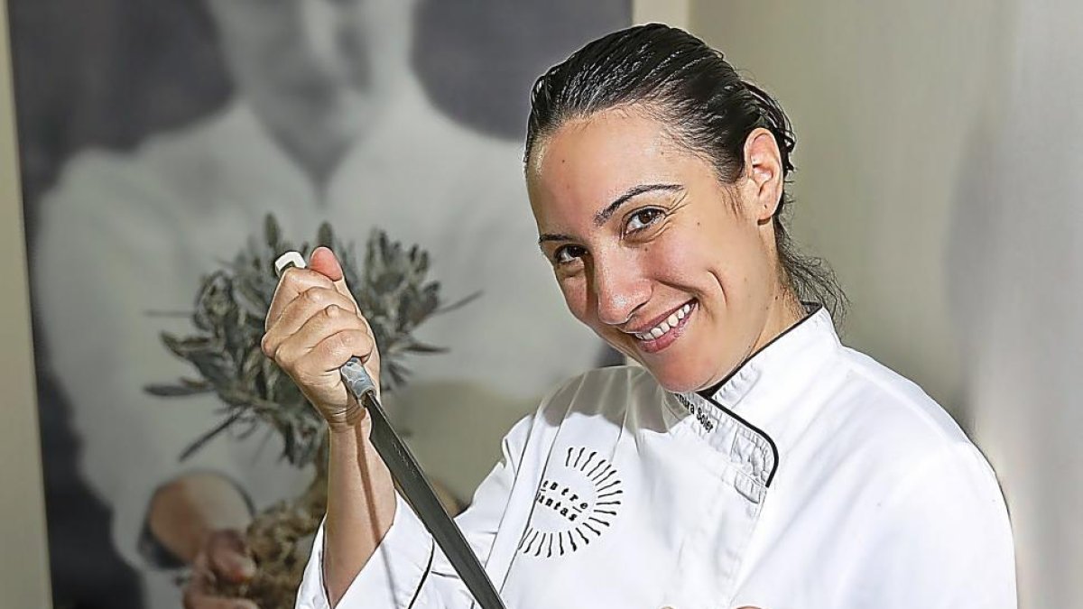 Palmira comenzó a cocinar con siete años. Su madre no estaba en casa y su padre tenía hambre. Así que esa niña levantina cogió una silla y le hizo un par de huevos con patatas a su padre. «Cómo quedó la cocina, no lo cuento», bromea-J.M. Lostau