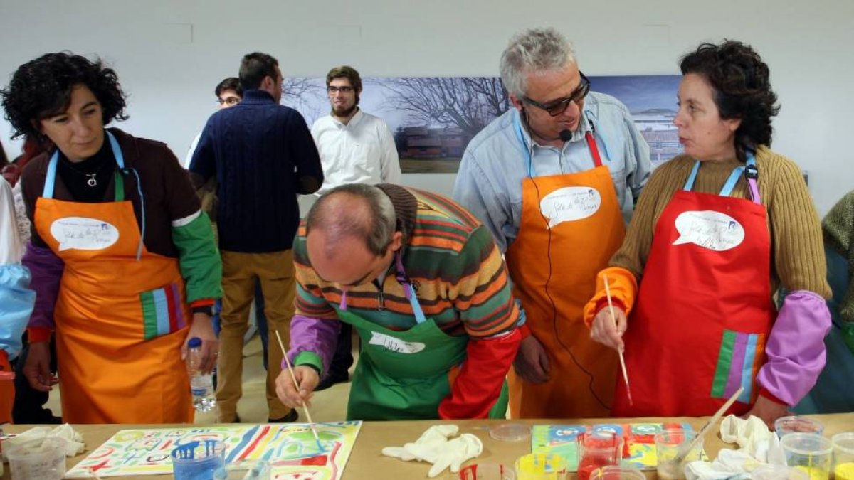 El humorita Leo Harlem y un grupo de participantes en el taller de pintura-Ical