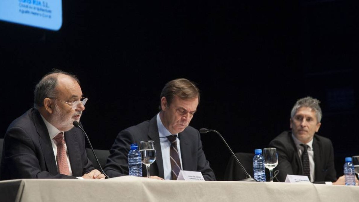 Mesa redonda sobre la Justicia Universal, en la que intervienen Fernando Grande-Marlaska Gómez, vocal del Consejo General del Poder Judicial (CGPJ); José Ramón Navarro Miranda, presidente de la Audiencia Nacional; y Ángel Juanes Peces, vicepresidente del -Ical
