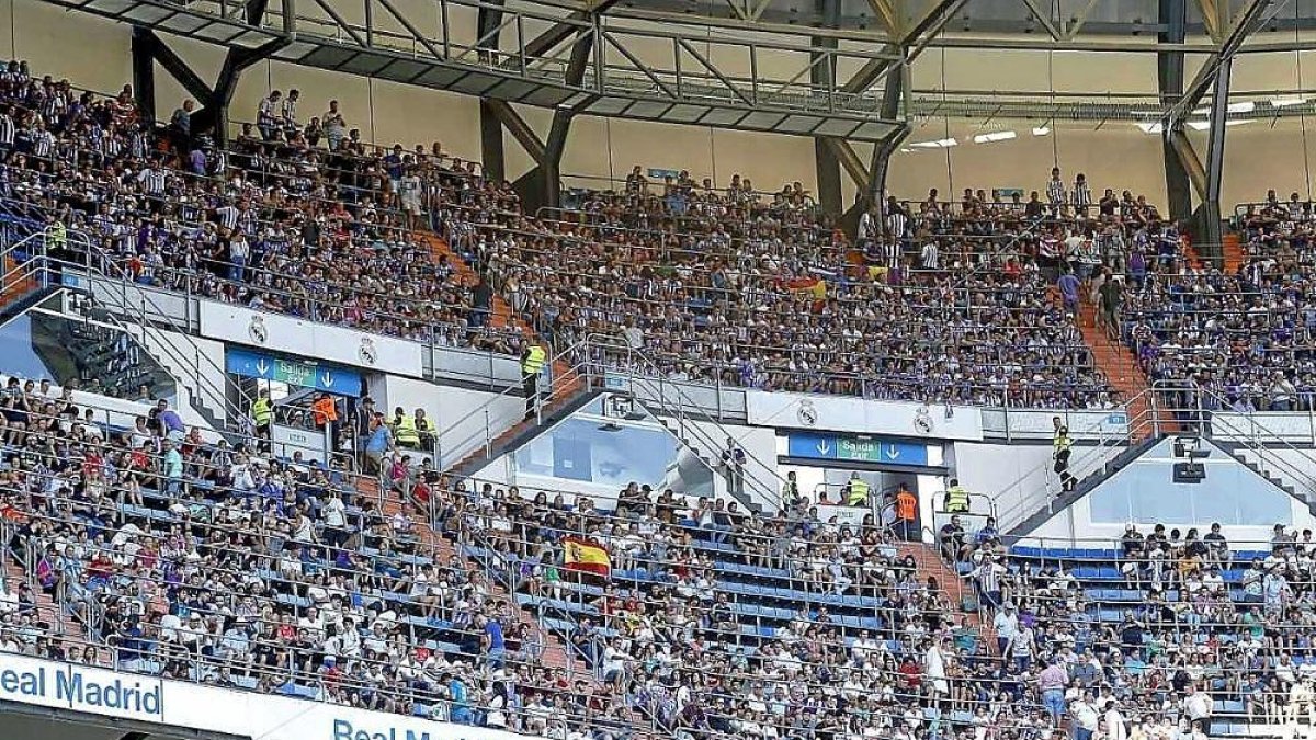 Arriba, aficionados blanquivioleta presentes en el Bernabéu.-PHOTO-DEPORTE