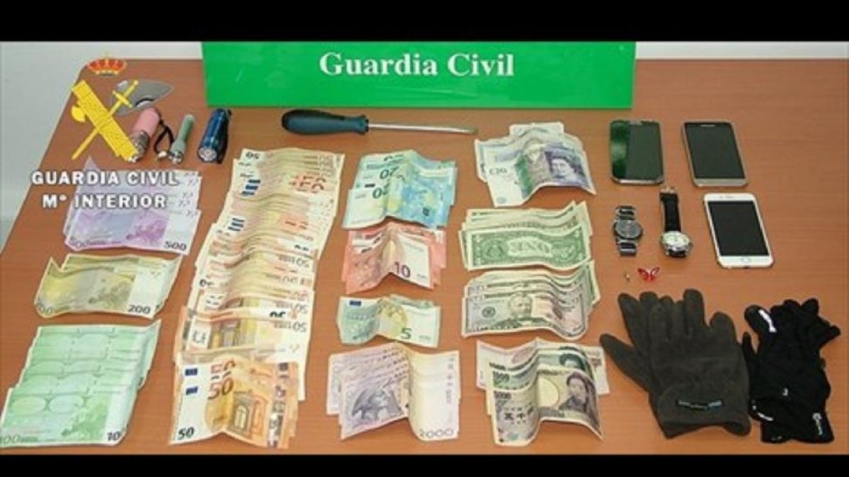 Objetos incautados durante la operación por la Guardia Civil.-EUROPA PRESS