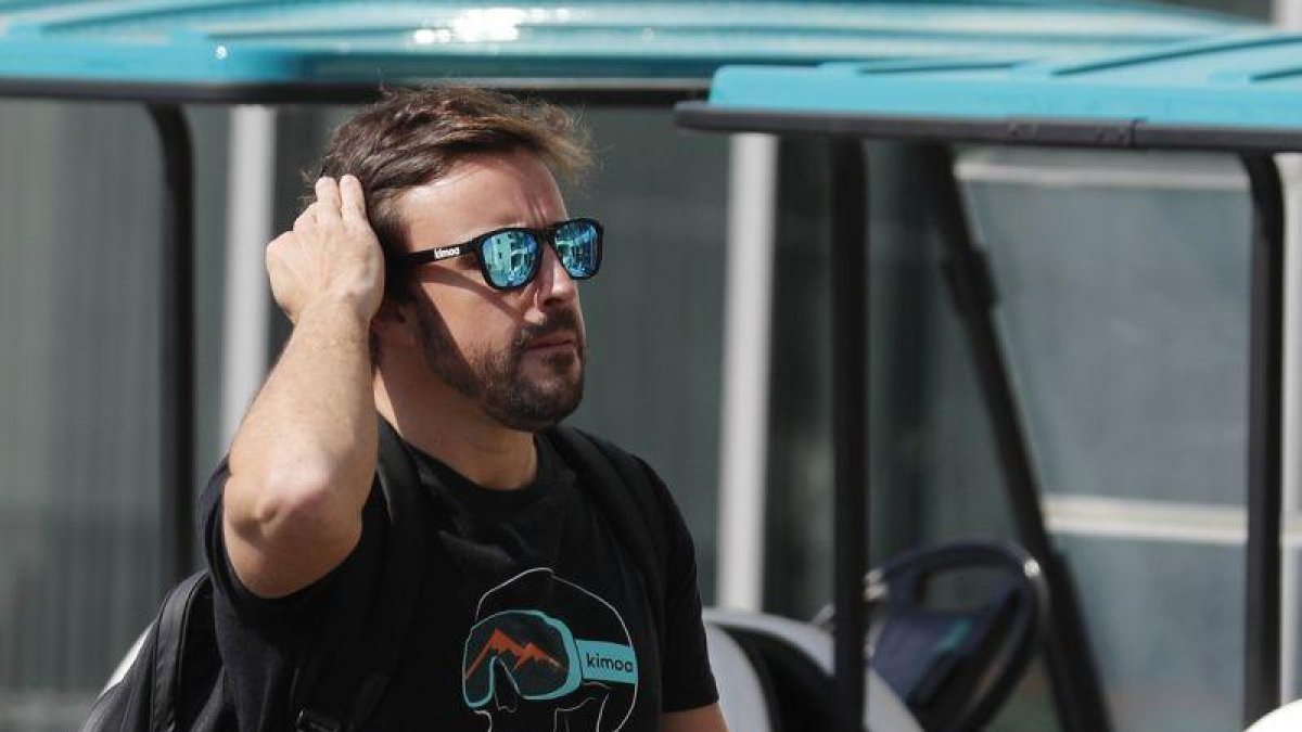Fernando Alonso pasea en Abu Dhabi.-AP