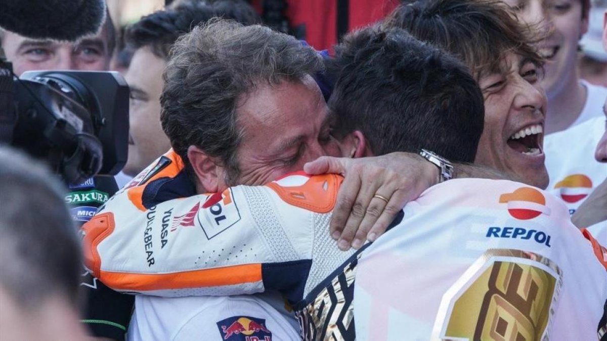 Emilio Alzamora, visiblemente emocionado, abraza y felicita a su pupilo, Marc Márquez, tras la conquista de su sexto título mundial de motociclismo en Valencia.-ALEJANDRO CERESUELA