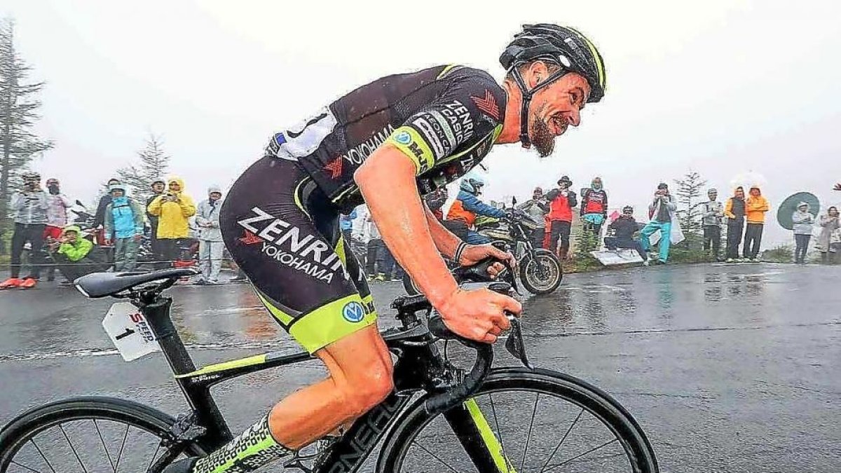 Óscar Pujol, en plena ascensión al monte Fuji.-SHINGO FUJIMAKI
