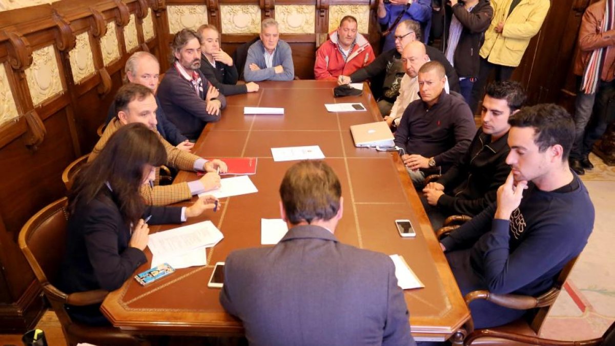 El alcalde de Valladolid, Óscar Puente, se reúne con clubes motoristas con motivo de la Fiesta de la Moto-Ical
