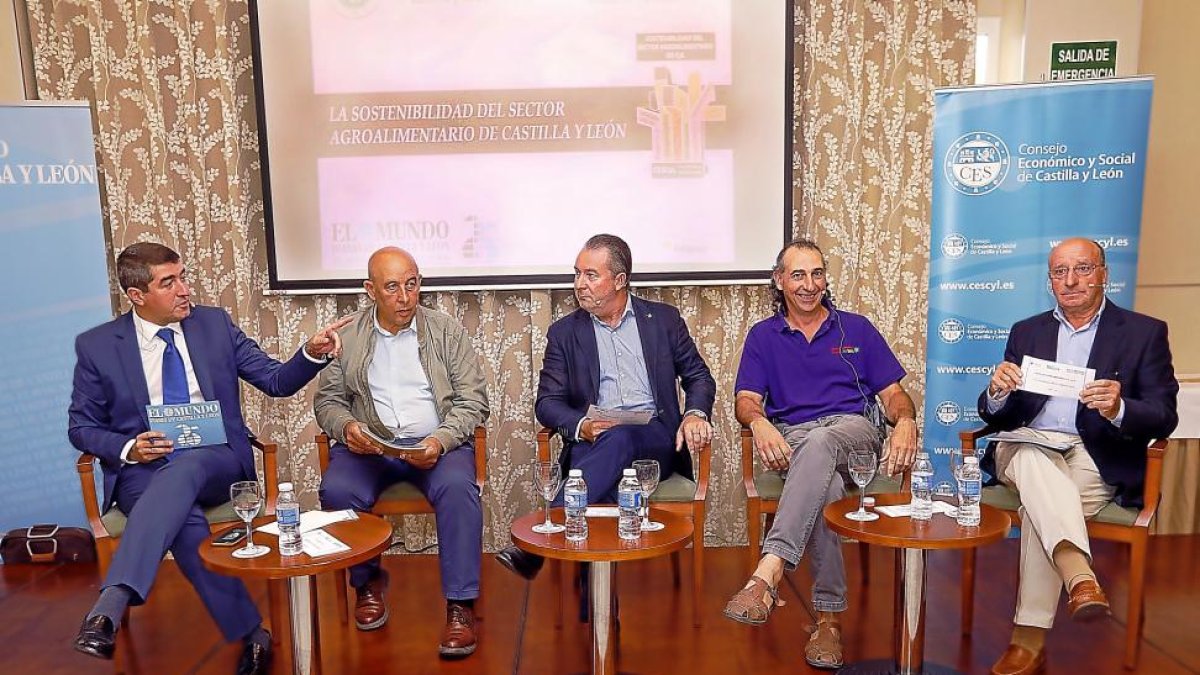 Pablo R. Lago, director de EL MUNDO DE CASTILLA Y LEÓN, Aurelio Pérez (Alianza UPA-COAG), Donaciano Dujo (ASAJA), Jesús M. G. Palacín (UCCL), y Prudencio Prieto (Unión de Consumidores)-J.M. LOSTAU