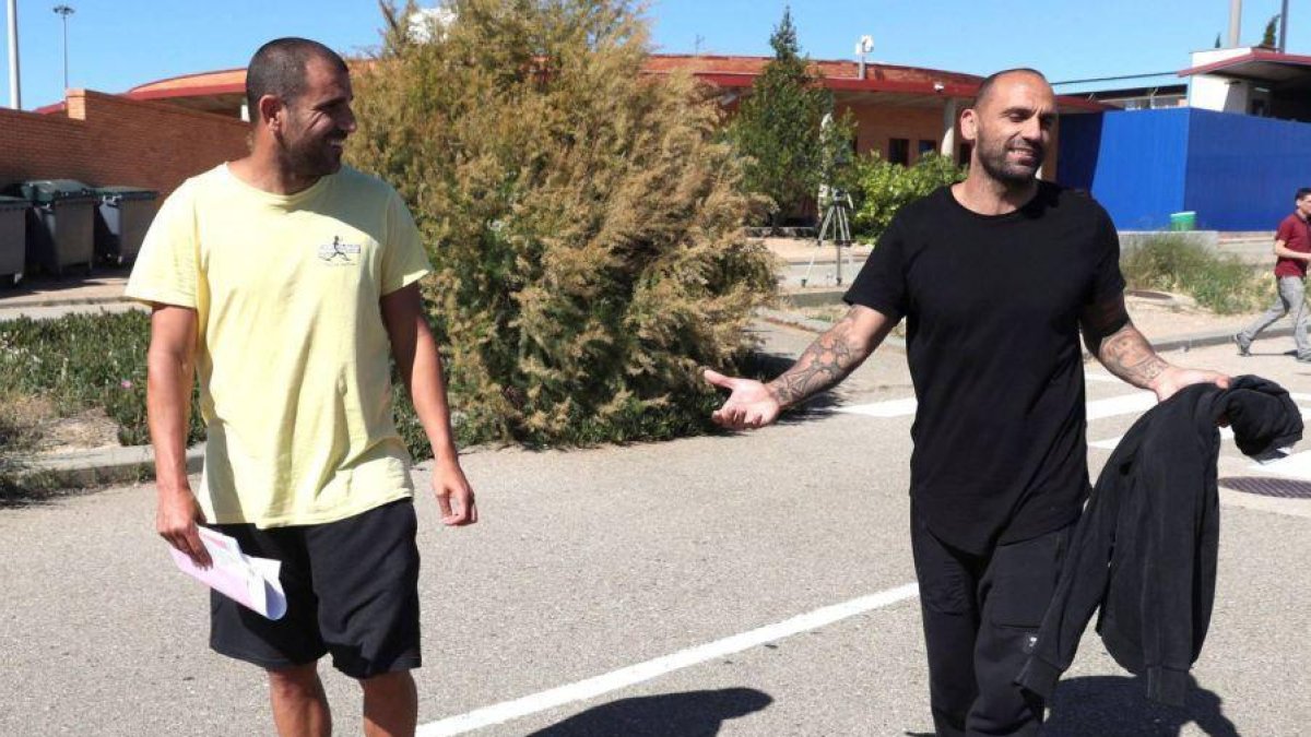 Los exfutbolistas Carlos Aranda y Raúl Bravo, el 31 de mayo, al abandonar la cárcel de Zuera después de pagar la fianza.-EFE / JAVIER CEBOLLADA
