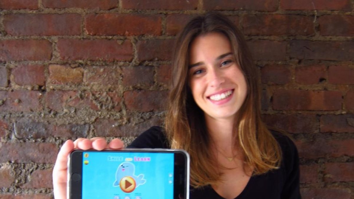 La leonesa Blanca Rodríguez muestra la plataforma Smile and Learn.-EL MUNDO