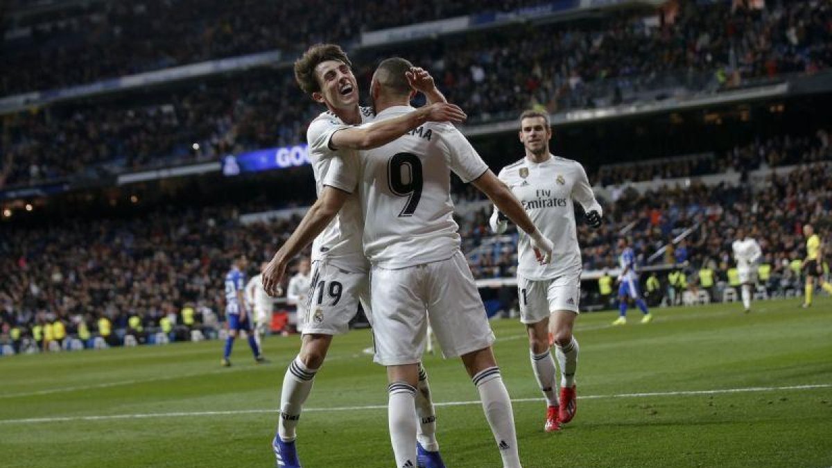 Benzema recibe el abrazo de Odriozola en la celebración de un gol con el Madrid.-AP
