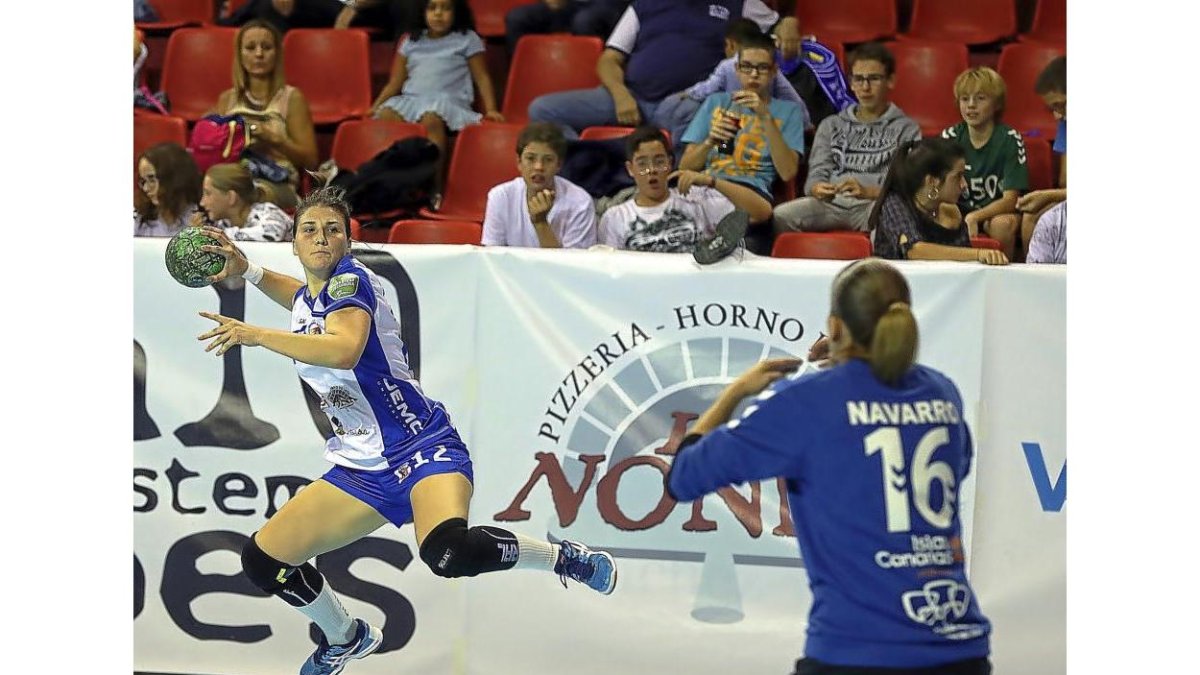 Ángela Nieto prepara el lanzamiento ante Silvia Navarro en el partido de la jornada anterior.-BALCAZA