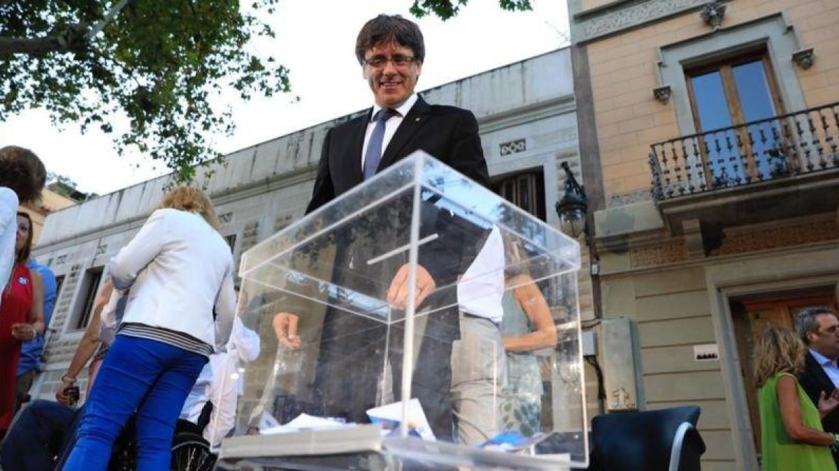 El presidente de la Generalitat, Carles Puigdemont, en un acto del PDECat en Barcelona.-FERRAN NADEU