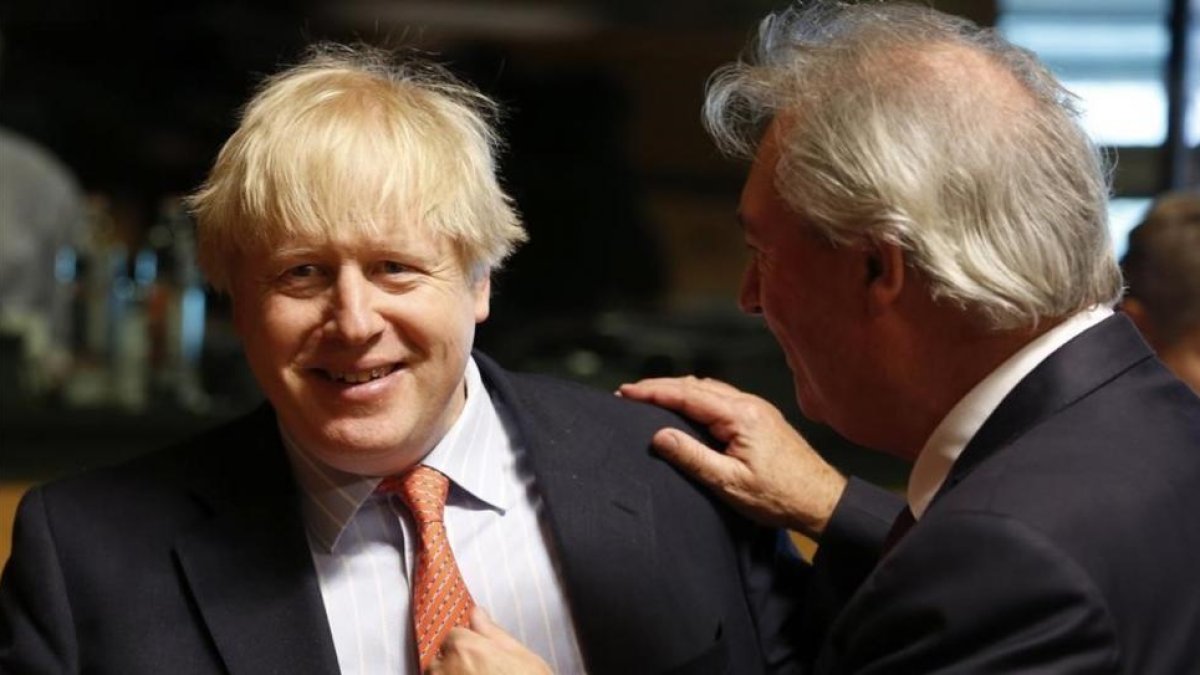 Boris Johnson (izq) junto a su homólogo luxemburgués, Jean Asselbom, el 3 de abril en Luxemburgo.-EFE / JULIEN WARNAND