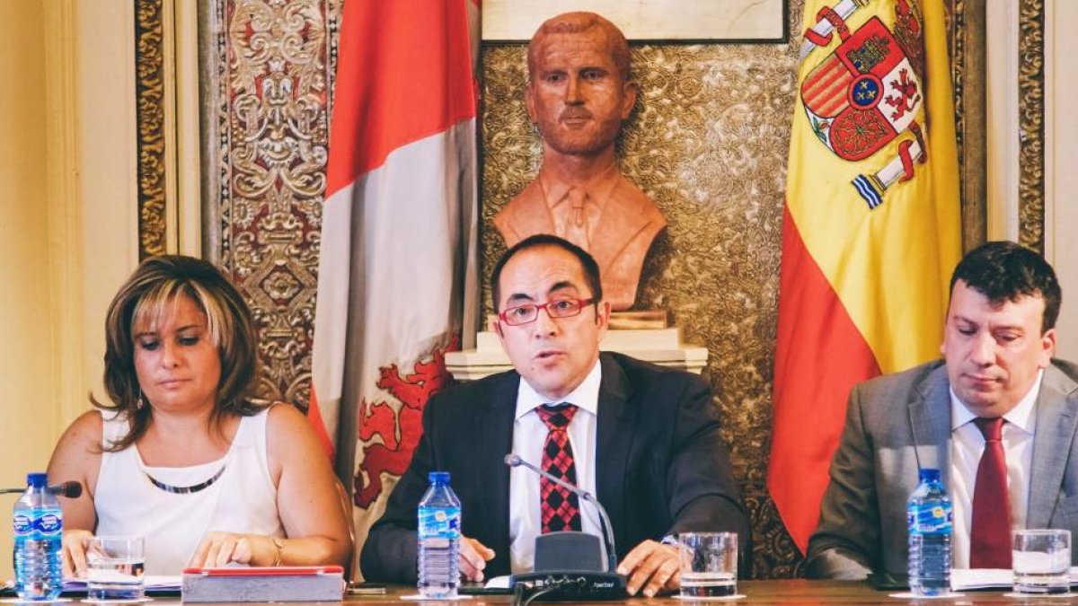Primer pleno de la Diputación de Soria presidido por el socialista Luis Rey-ICAL