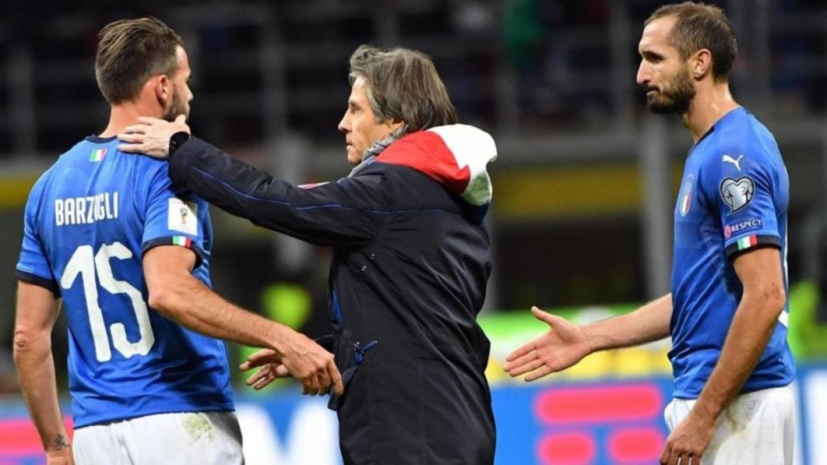 El técnico Gabriele Oriali consuela a Barzagli ante Chiellini.-EFE