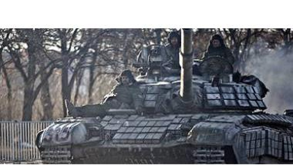 Los rebeldes rusos montado en un tanque en Lugansk.-Foto: VADIM GHIRDA / AP