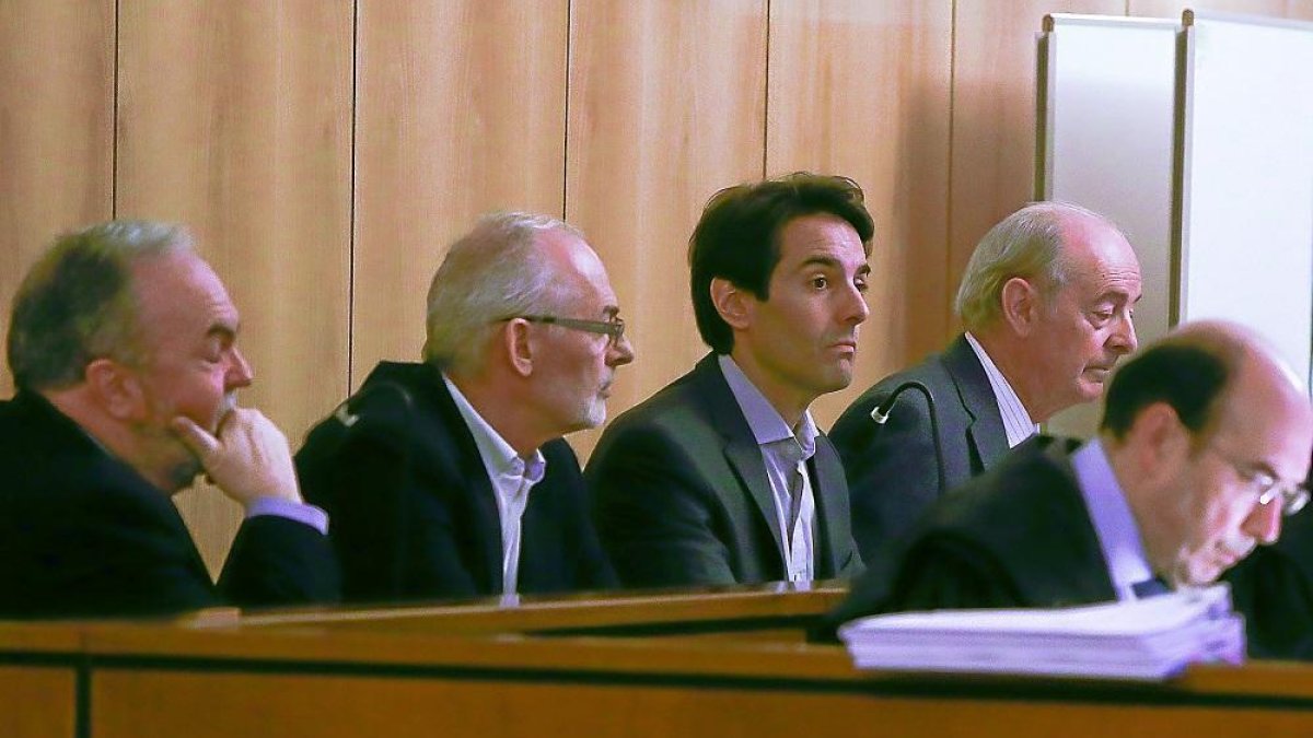 Los cuatro acusados, durante una de las sesiones del juicio en la Audiencia.-J.M. LOSTAU
