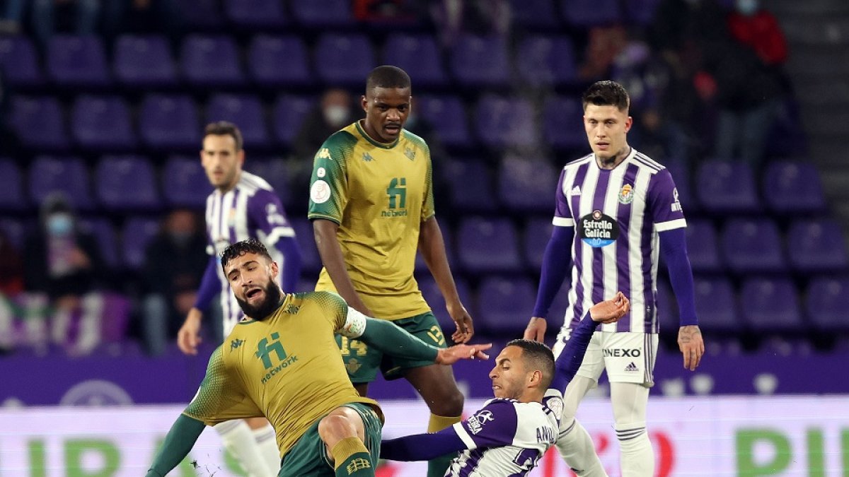 Anuar pugna con Fekir por el balón desde el suelo. / PHOTOGENIC