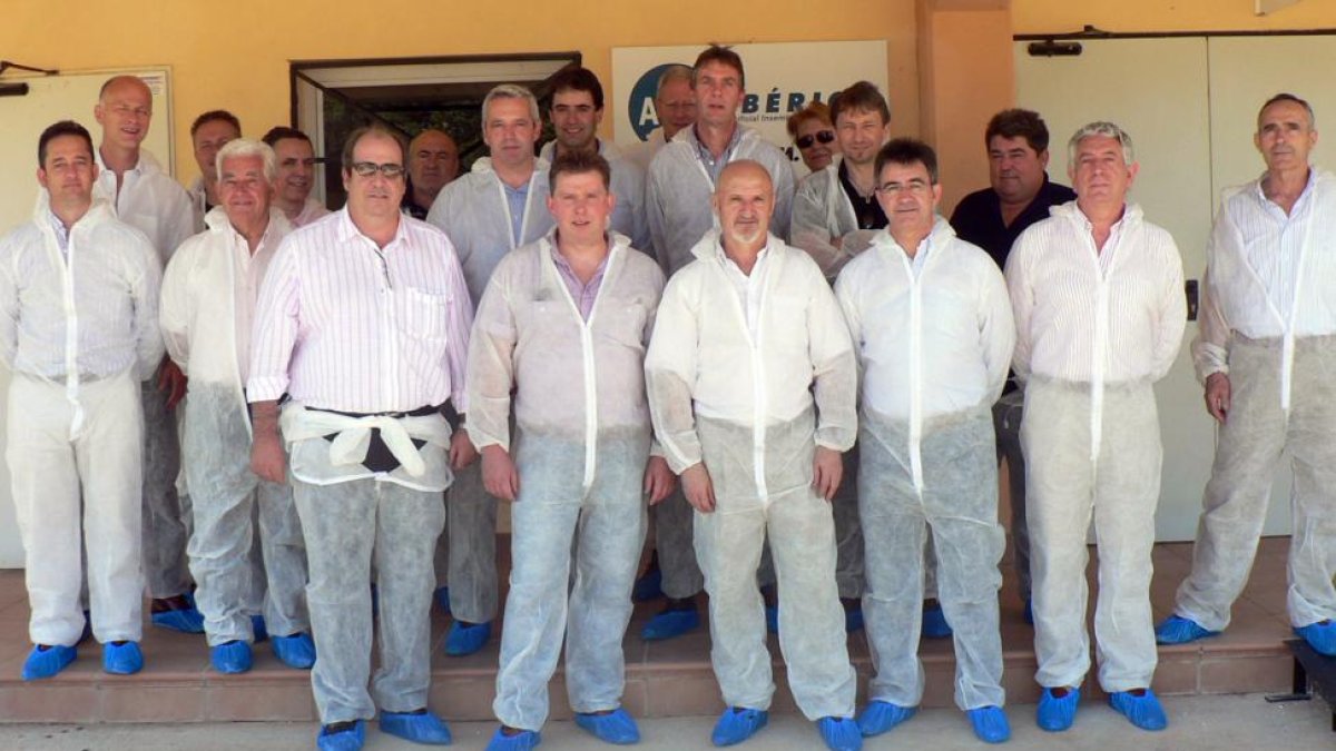 Representantes de Copiso, Incarlopsa y el grupo holandés Topigs en una visita el centro de inseminación de Esteras de Lubia.-E.M.