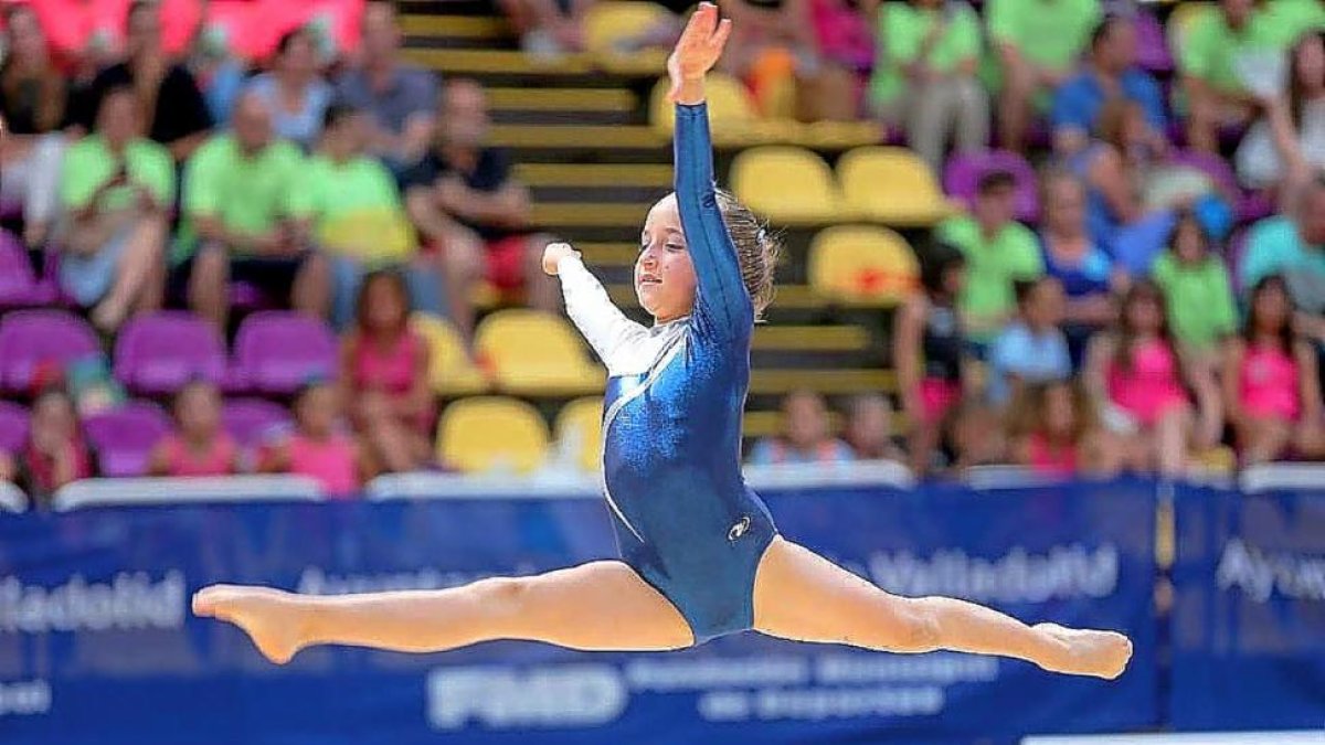 Andrea Rey, del Club Gimnasia Burgos, ayer durante su participación en los Campeonatos de España.-MONTSE ÁLVAREZ