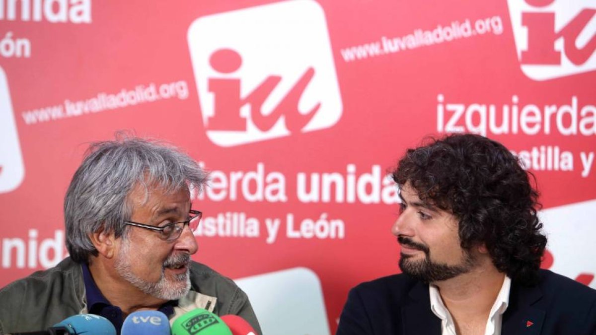 El coordinador de IUCyL, José María González, y el procurador de IU-Equo convergencia por Castilla y León, José Sarrión, presentan las líneas de trabajo de la formación para los próxmos meses-Ical