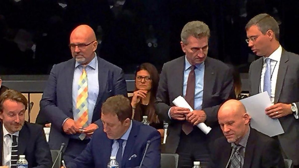 El presidente de AEI, Tomás Castro, enla firma del acuerdo en el Parlamento Europeo.-E. M.